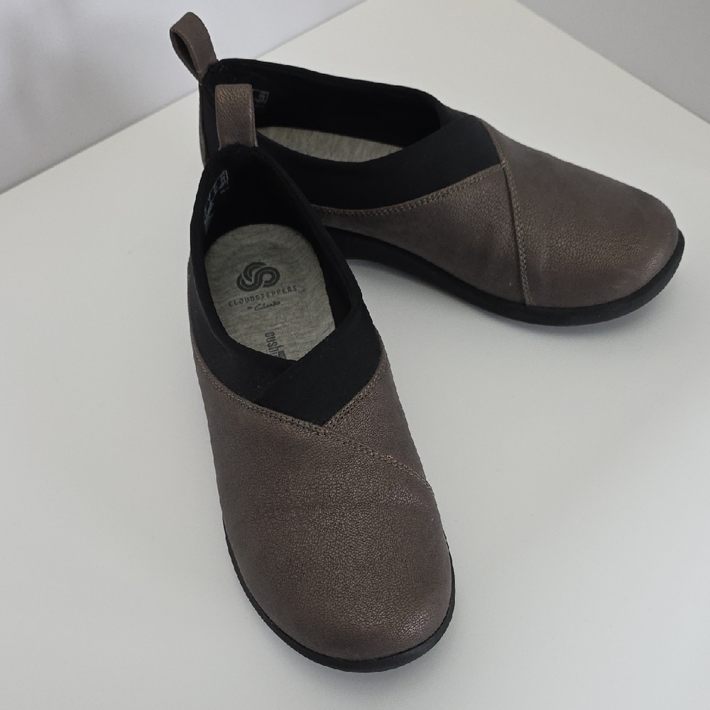 Clarke Cloudsteppers Taupe Wedge Slip-On Flats with Black Trim Sz.7M